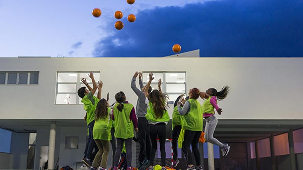 Nens jugant i aprenent esport amb la Fundació Rafa Nadal. L’esport ajuda a aprendre valors com el respecte.