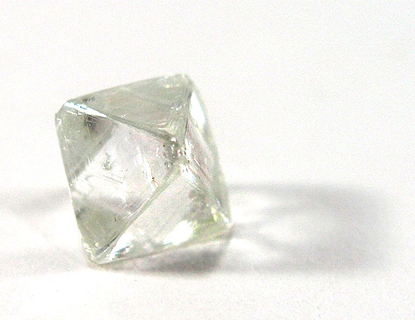 Diamant octaèdric: cristal natural de diamant amb forma octaèdrica típica.
