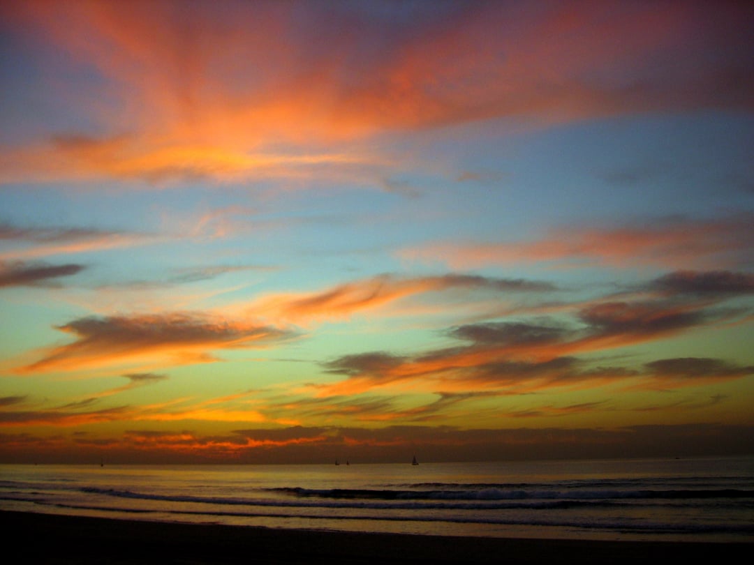 Cel a l'alba amb colors taronges i núvols.
