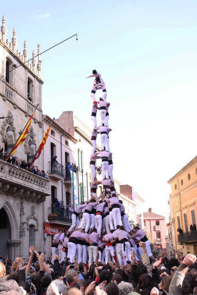 3 de 10 amb folre i manilles carregat pels Minyons de Terrassa el 2010. Aquesta torre humana mostra la força i el treball en equip de la cultura catalana.