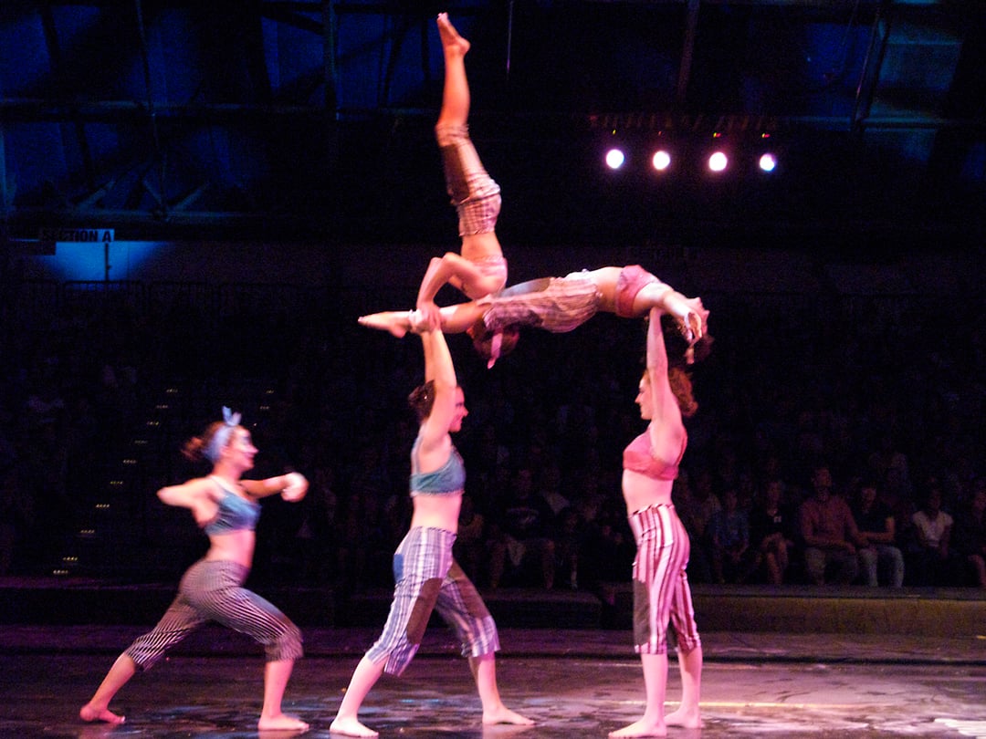 Espectacle d'acrobàcia amb dones fent equilibri i moviments difícils.