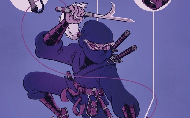 Dues figures ninja es mouen silenciosament pel pati d’un castell de nit.