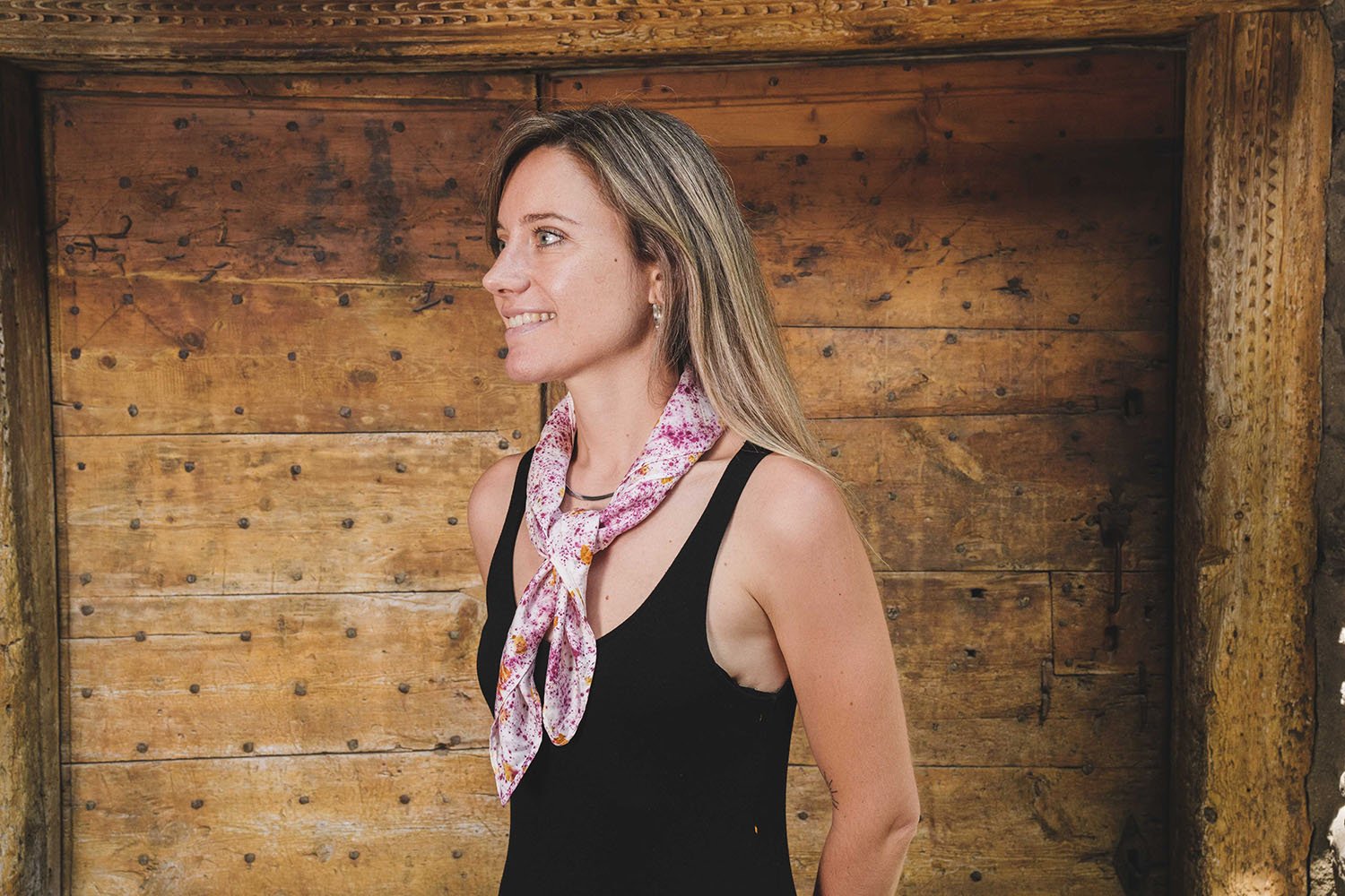 Mocador de seda estampat amb la tècnica d’ecoprint utilitzant cotxinilla i pètals de Cosmos.