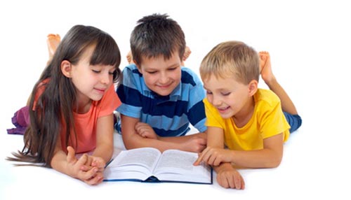 Nen llegint amb un adult, compartint moments de lectura i aprenentatge en família.