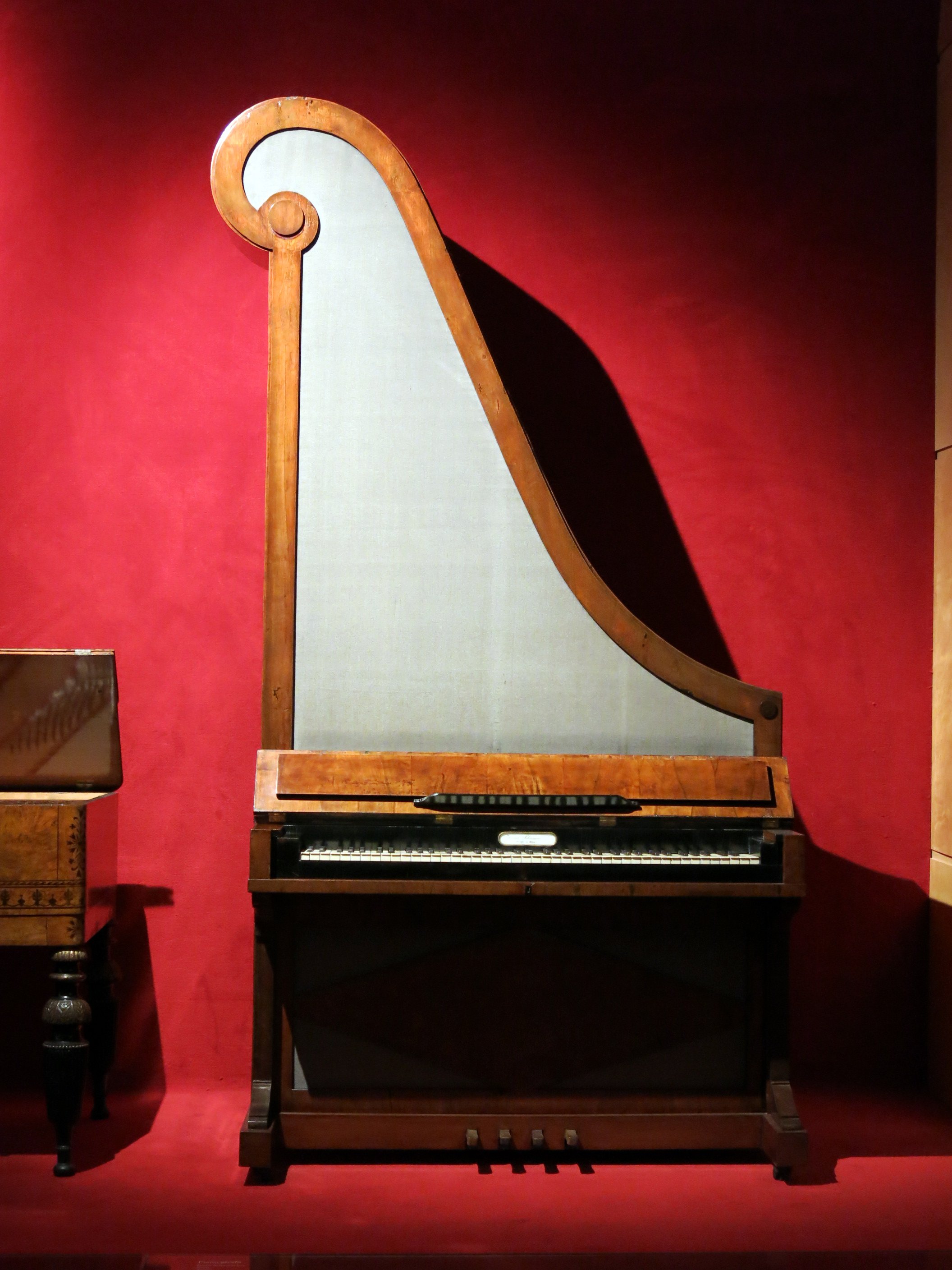 Un piano exposat al Museu de la Música. És un instrument gran i bonic.