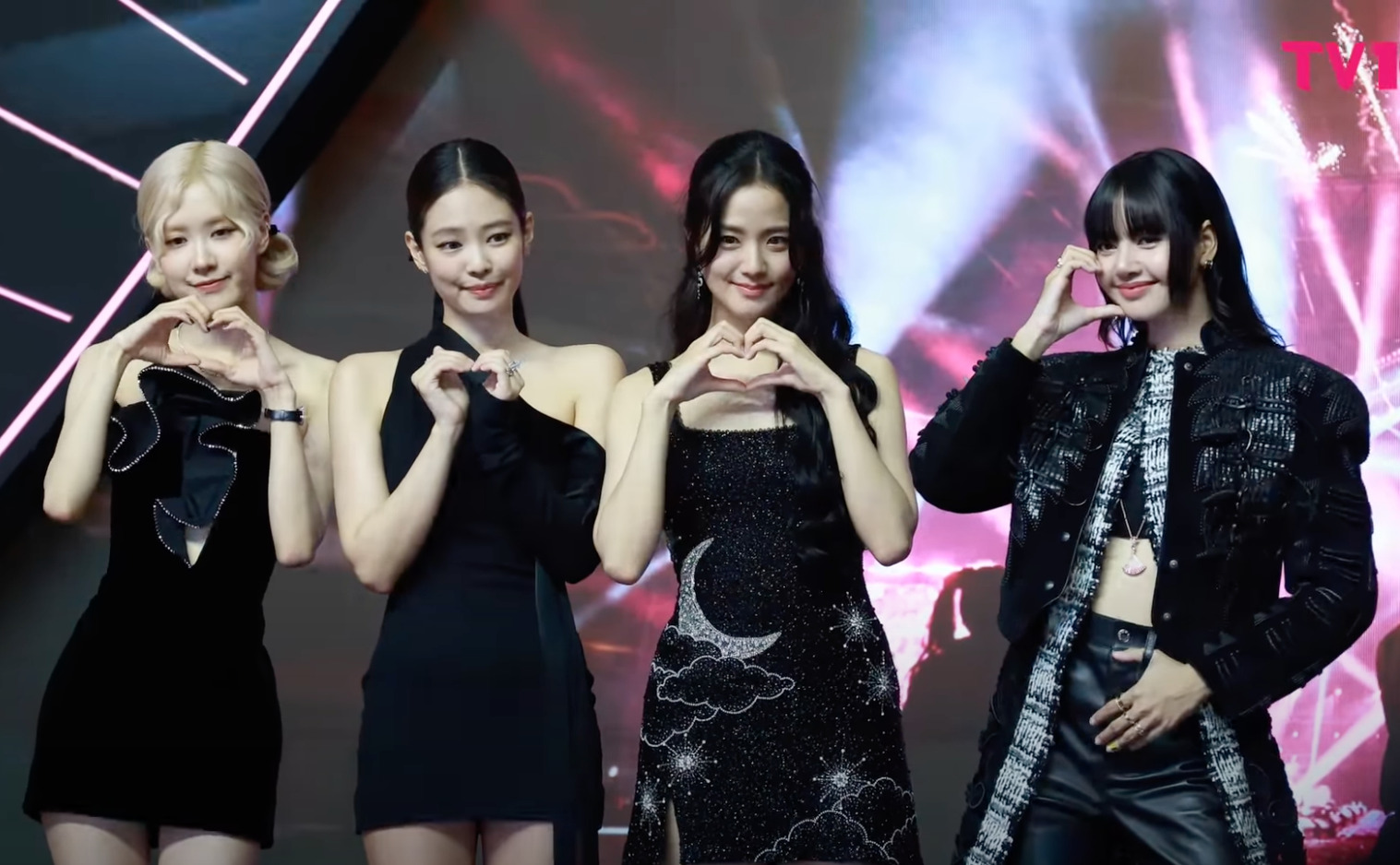 Blackpink a l'esdeveniment Pink Carpet, mostrant el grup de K-pop en un context real i cultural.