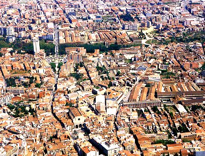 Vista general del centre de Terrassa, que permet visualitzar la morfologia urbana i l'entorn de la ciutat.