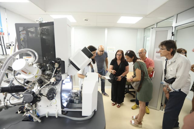 Microscopi electrònic de rastreig modern en un laboratori de recerca.