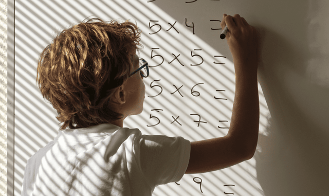 Joc de taules de multiplicar - Bingo (SomDocents), un joc col·lectiu que ajuda a consolidar les taules de multiplicar de manera divertida i participativa.