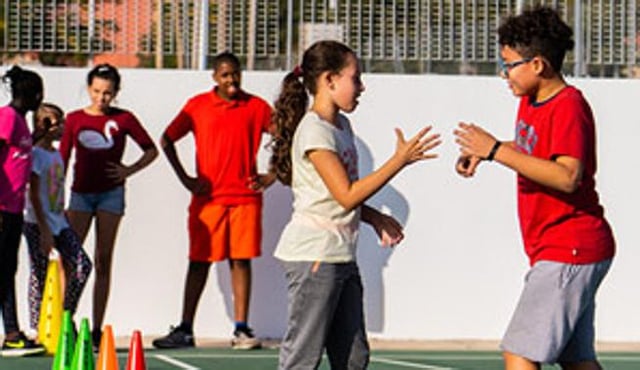 Nens i joves fent esport amb la Fundació Rafa Nadal. L’esport ajuda a créixer i a ser bons amics.