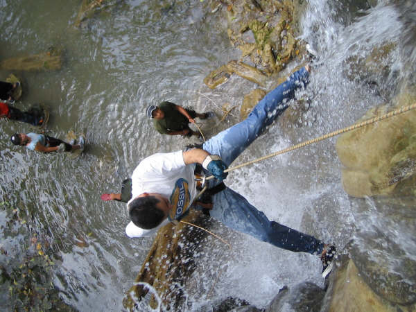 Ràpel en una cascada a Mèxic. És un esport d’aventura que es fa baixant per roques amb cordes.