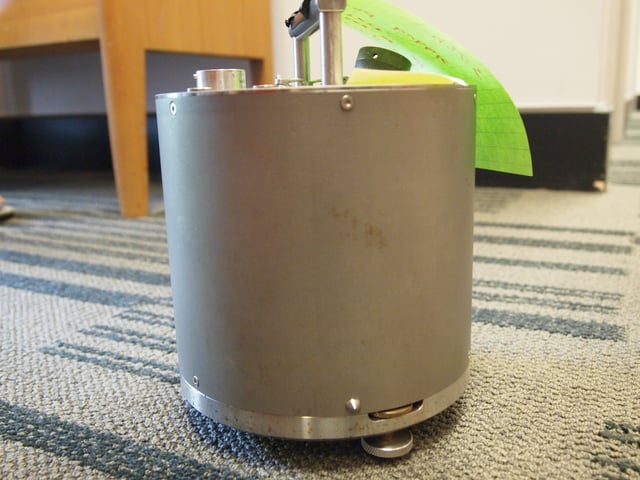 Fotografia d'un sismògraf modern (CMG-40T Triaxial Broadband Seismometer), un instrument científic que mesura els terratrèmols avui dia.
