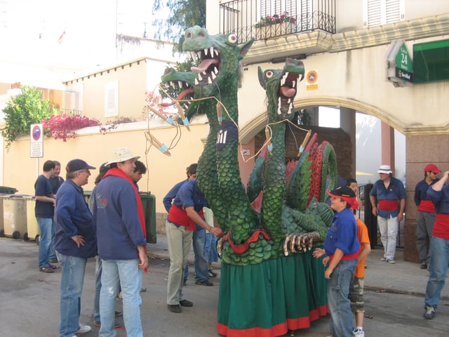 Drac de Tres Caps de Sant Pere de Ribes, una figura tradicional catalana que exemplifica la diversitat de representacions de dracs a Catalunya.