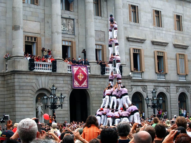 2 de 9 amb folre i manilles a la Plaça Sant Jaume de Barcelona el 2006. Un castell tradicional en un lloc emblemàtic.