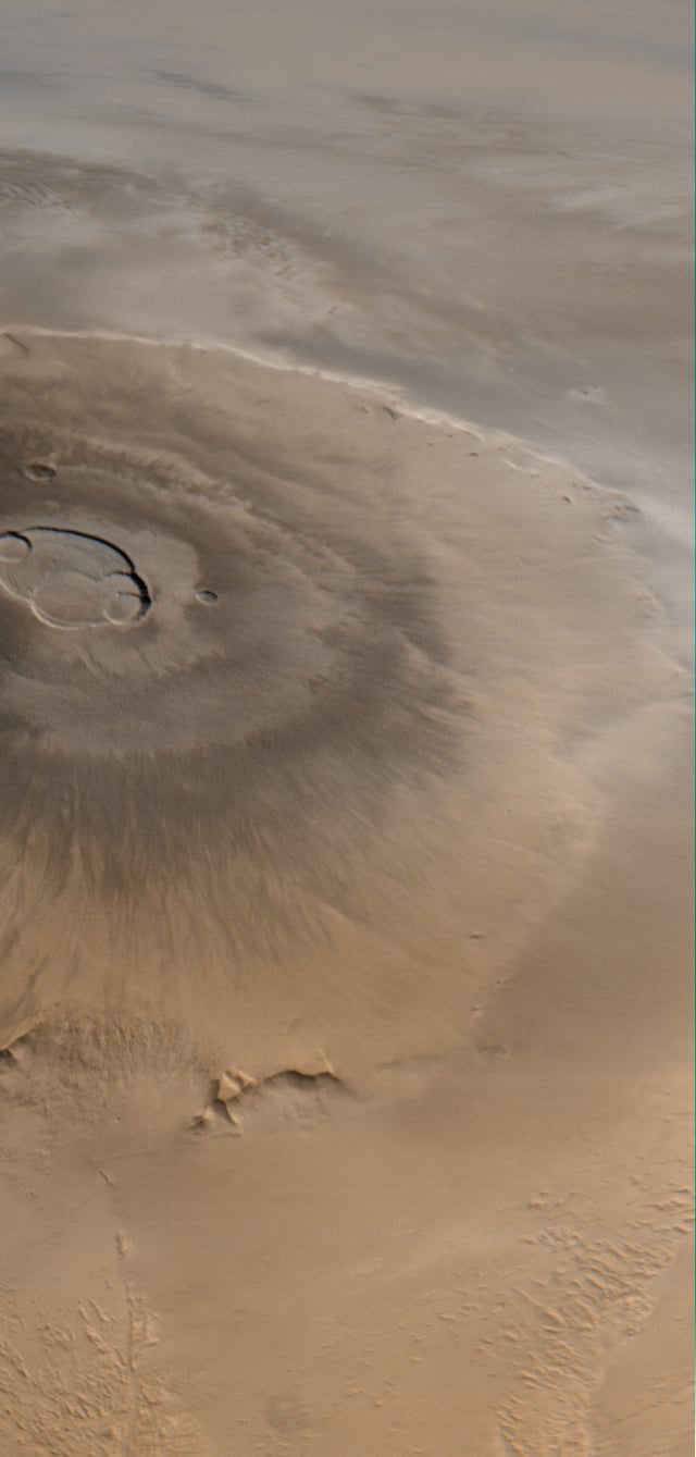 Aquest volcà es diu Olympus Mons i està a Mart. És el volcà més gran del sistema solar. Els volcans no només són a la Terra!