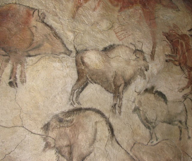 Mira aquesta pintura antiga! És art prehistòric. Els animals són dibuixats amb formes simples.