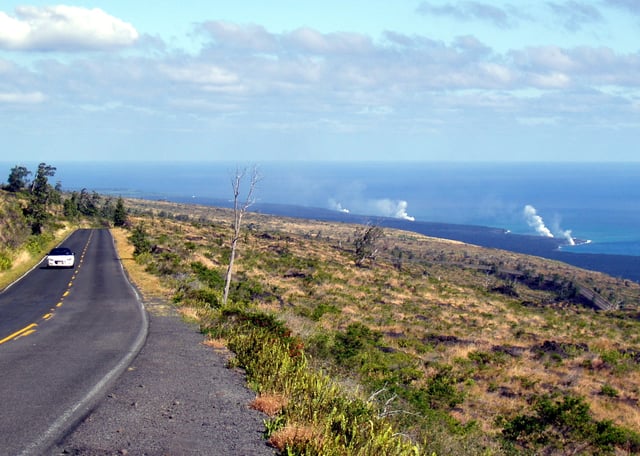 La lava del volcà entra a l'oceà. Quan la lava toca l'aigua, surt vapor. És un espectacle de la natura!