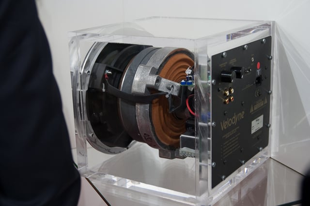 Subwoofer Velodyne amb carcassa transparent, que mostra la part dedicada als greus en un sistema d'altaveus.