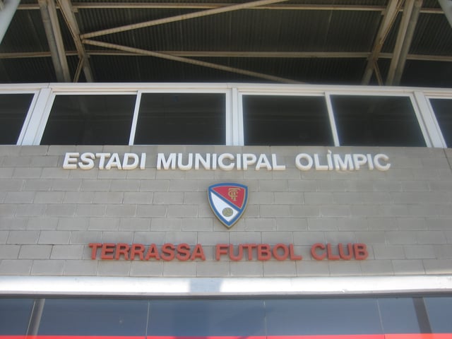 Façana de l'Estadi Olímpic de Terrassa amb el logo del Terrassa FC, l'equip de futbol local.