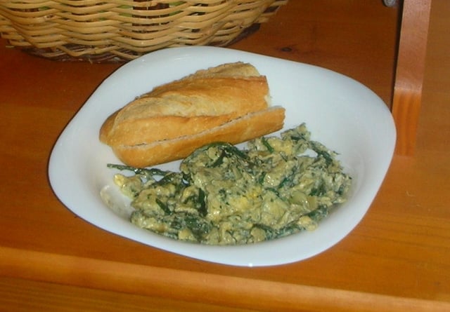 Remenat d'ous amb cansalada, un plat saborós i nutritiu.