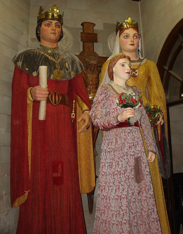 Els gegants de Sant Pere de les Puel·les a Barcelona amb la gegantona Isabel de Portugal. La gegantona és més gran que els gegants.