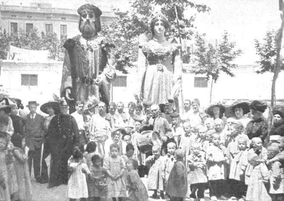 Gegants de la ciutat de Barcelona l'any 1910. Aquesta foto és antiga i mostra la tradició de fa molts anys.