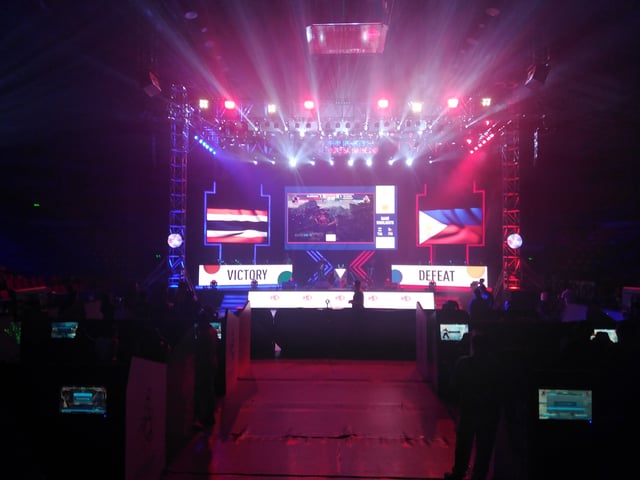 Aquí veiem jugadors jugant a Tekken 7. Estan en un torneig gran. Els jugadors són molt concentrats.