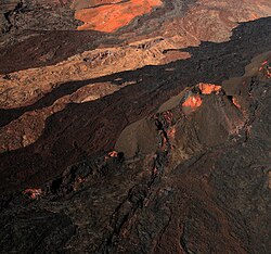 Aquí veiem el volcà Mauna Loa des de l’aire. És el volcà més gran del món. És molt alt i gran.