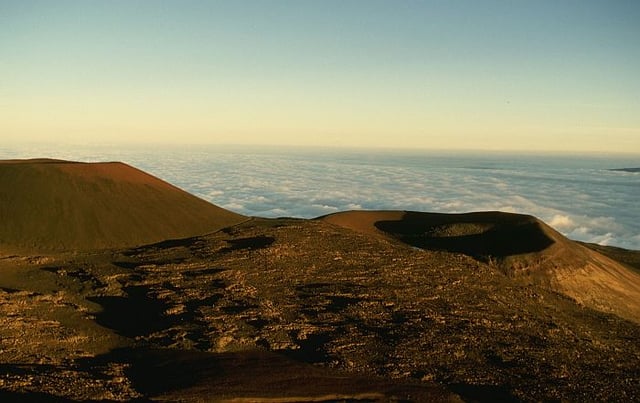 Mira la lava que surt del volcà. La lava és molt calenta i vermella. Quan es refreda, fa nova terra.