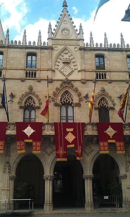 Façana de l’ajuntament de Terrassa. Un edifici important que forma part de la història i cultura local.