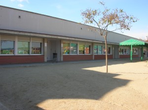 Activitats escolars a P4, mostrant la vida i aprenentatge dels nens petits a l'escola.