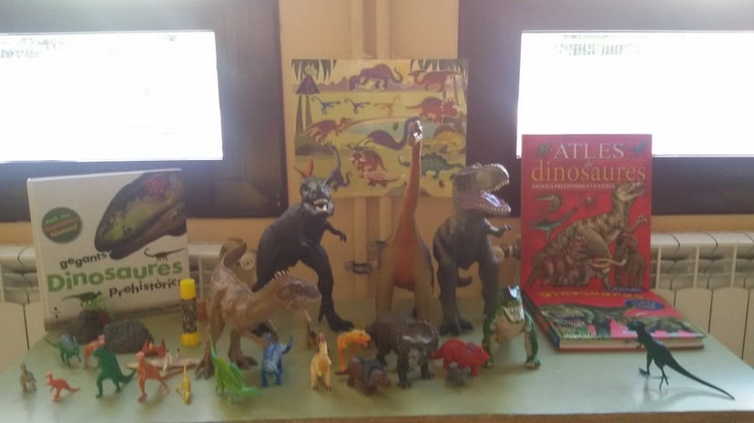 Exposició d'esquelets de dinosaures en una escola. Així es mostren els dinosaures als nens per aprendre.