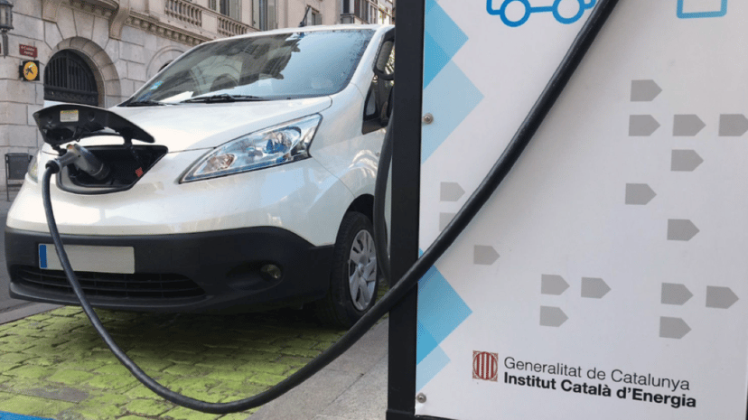 Punt de recàrrega per a cotxe elèctric (Generalitat de Catalunya). Imatge oficial que mostra la infraestructura de suport als cotxes elèctrics, clau per a la comprensió del seu funcionament.