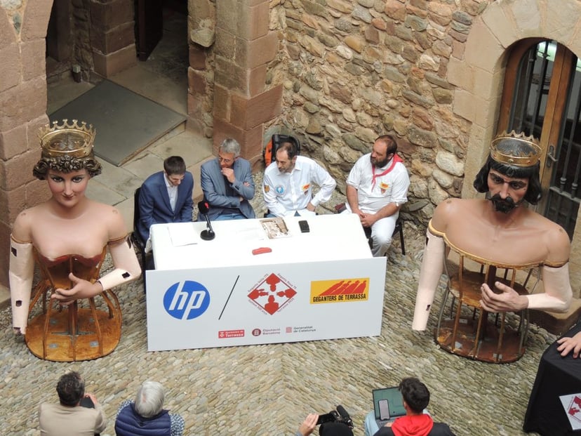 Restauració dels caps i mans originals dels Gegants Nous de Terrassa. Així es cuida la tradició dels gegants.