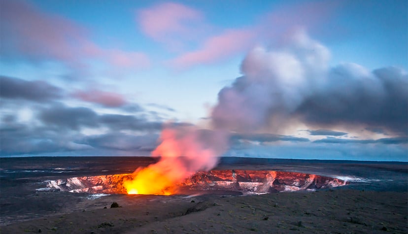 Aquesta és la caldera del volcà Kilauea. És un volcà que pot fer erupció. La caldera és com un gran forat a la terra.