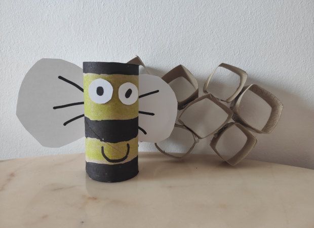 Abella de la mel amb la llengua estesa. Les abelles ajuden les plantes a fer fruits!