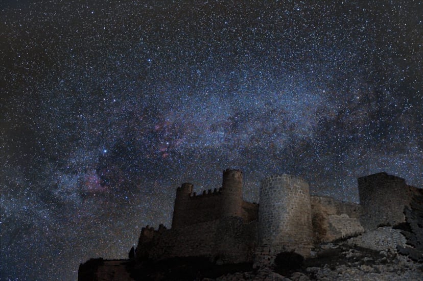 Fotografia de la Via Làctia des de Castelló. Permet veure la galàxia en un entorn terrestre conegut, facilitant la connexió amb l'observació directa.