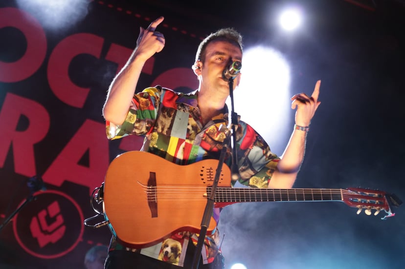 Doctor Prats tocant en concert a l'Estadi Olímpic de Terrassa l'any 2021, mostrant la seva energia i alegria.