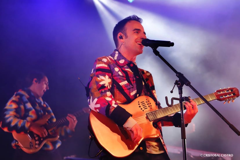 Concert de Doctor Prats a la Plaça Nova l'any 2023, amb molta gent gaudint de la música.