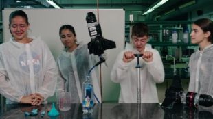 Fotografia d'un experiment amb coet propulsat per aigua, un experiment científic senzill i motivador.