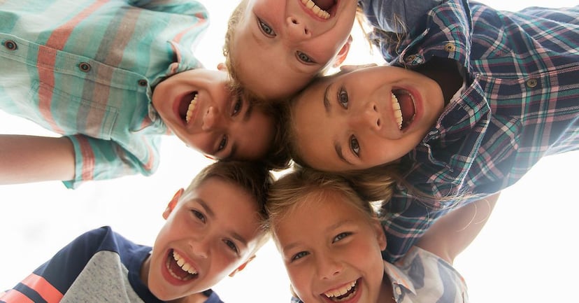 Quan arriba el tsunami de la preadolescència: nens en un entorn natural que il·lustren els canvis físics i socials d'aquesta etapa.