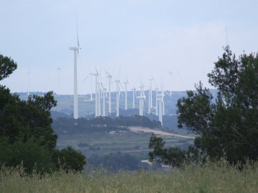 Parc eòlic de Serra del Tallat amb diversos molins de vent per generar energia eòlica.