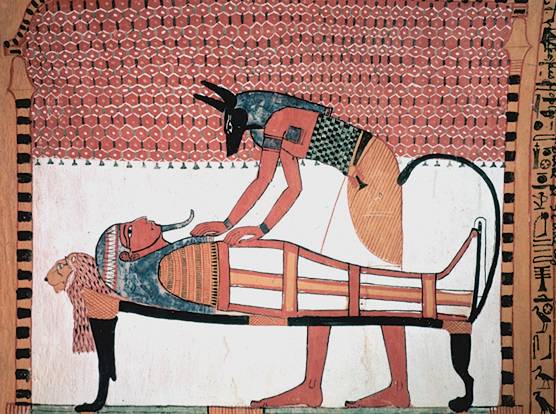 Estàtua d'Anubis ajudant a la mòmia de Sennedjem, que explica els rituals de momificació.