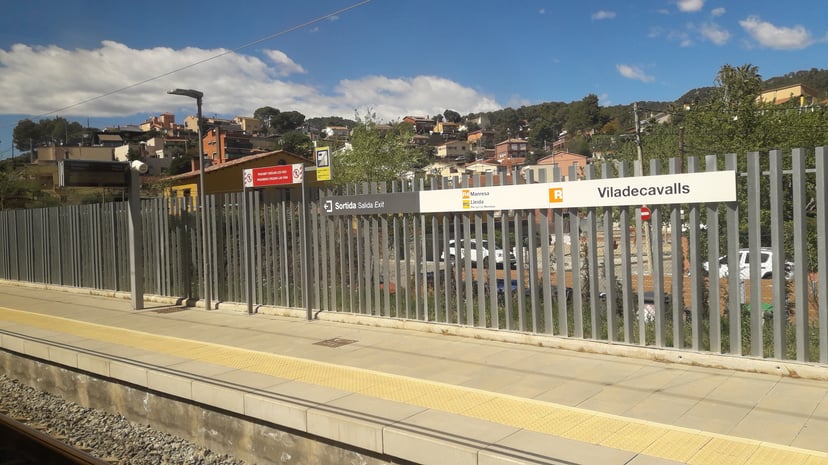 Estació de tren de Viladecavalls, lloc important per al transport local.