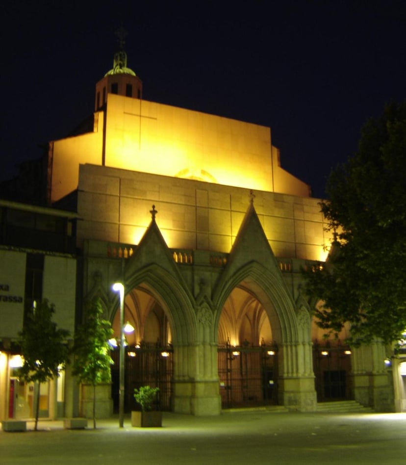 Vista exterior nocturna de la Catedral del Sant Esperit de Terrassa, exemple d'arquitectura gòtica i neogòtica.