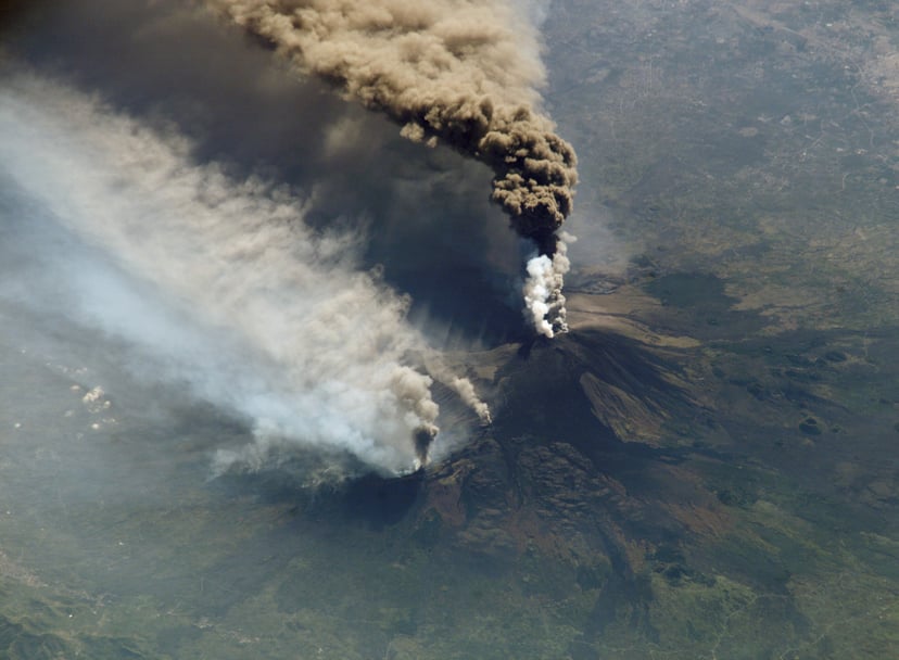 Mira el volcà Etna fent erupció. La lava és molt brillant i surt fum. Aquesta foto és des de l'espai!