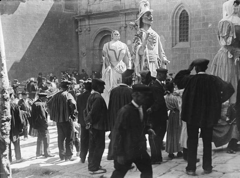 Ball de gegants a la plaça de la catedral de Solsona l'any 1917. Els gegants ballen i fan festa amb la gent.