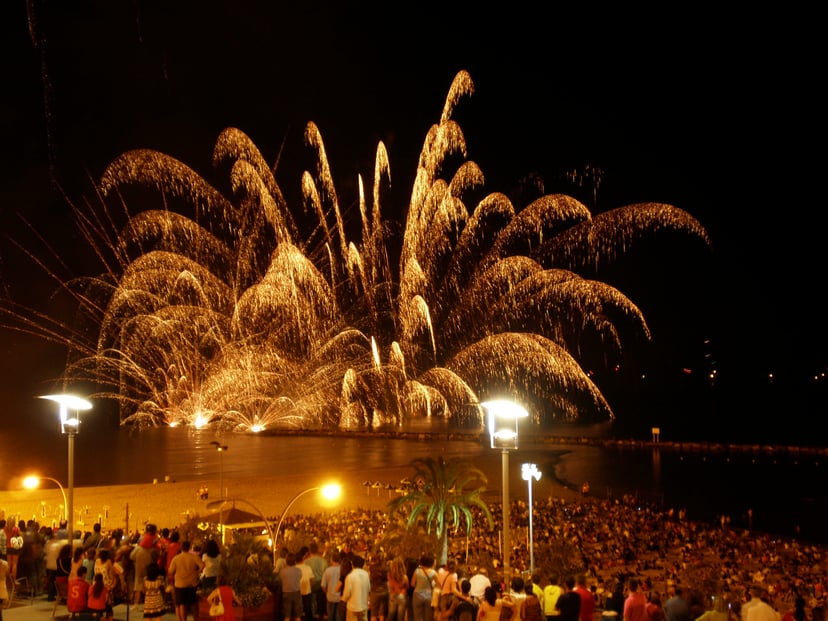 Focs artificials d'Alacant per Sant Joan. Els focs artificials són una part molt vistosa de la celebració.
