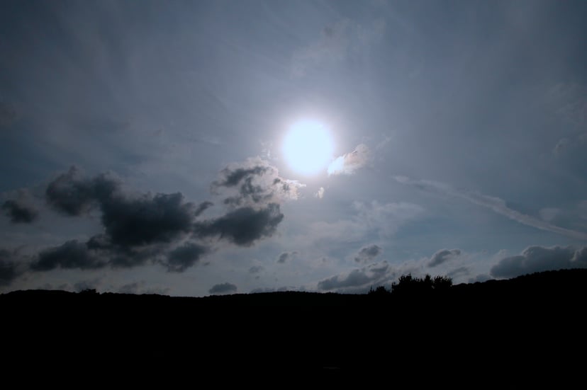 El Sol i el vent són dues fonts d'energia renovable.