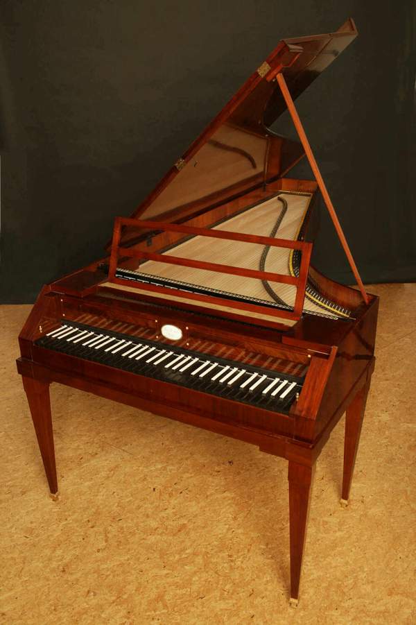 Un fortepiano històric de l'any 1805. És un piano antic i especial.
